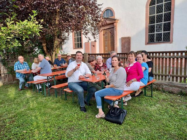 Bei wunderschönem Sommerwetter konnte der Dämmerschoppen im Pfarrgarten wie geplant stattfinden | Foto: Martin Winkler