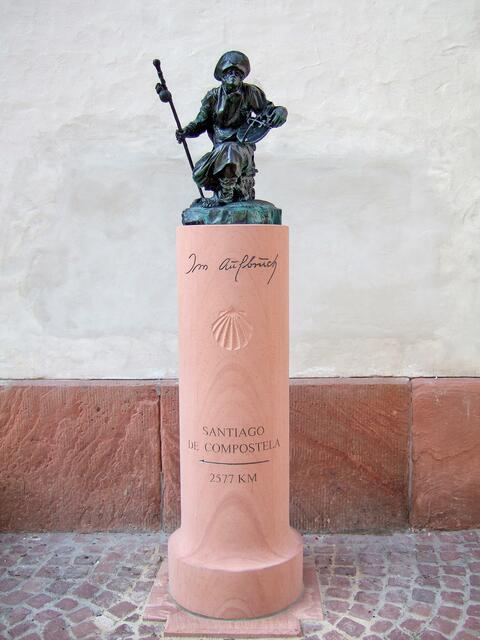 Die Bronze-Plastik "St. Jakobus im Aufbruch" von Bert Gerresheim an der Marktplatzseite der Pfarrkirche St. Jakobus | Foto: Martin Winkler