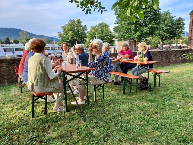 Nach dem Gottesdienst fand der Dämmerschoppen im Pfarrgarten statt | Foto: Martin Winkler