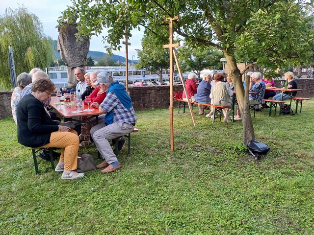 Dämmerschoppen im Pfarrgarten nach dem Gottesdienst zum Patrozinium am 25.07.24 | Foto: Martin Winkler