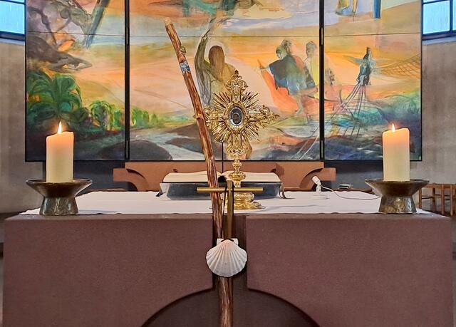 Pilgerstab, Jakobsmuschel und eine Reliquie des Hl. Jakobus befanden sich zur Messfeier des Patroziniums am 25.07.24 am Altar der Pfarrkirche St. Jakobus | Foto: Martin Winkler