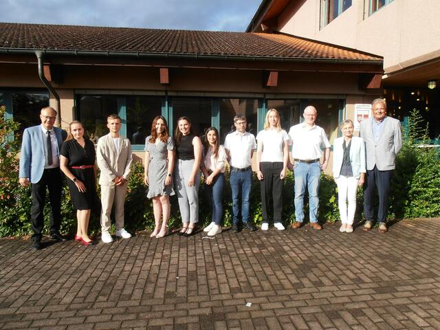 Sieben Absolventinnen und Absolventen schlossen mit 1,0 ab.
Von links nach rechts: Thomas Morhard, Stellv. Schulleiter , Veronika Repp, 2. Vorsitzende Förderverein, Jannik Hunze-Lee, Emilia Rosa Weinkötz, Anna-Maria Stefanie Laske, Maria Teresa Ferraro, Andreas Loster, Lena Amthor, Nick Braunwarth, Stellv. Kreishandwerksmeister, Dr. Maria Bausback, IHK Aschaffenburg, Günther Oettinger, Stellv. Landrat. Nicht auf dem Foto: Büsra Toga