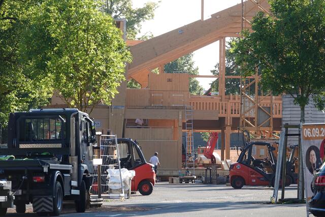 Wir lassen den Main in Miltenberg am Lindenplatz hinter uns, wo allmählich das hölzerne Festzelt entsteht und ein Kran schwere Lasten in schwindelerregende Höhen  transportiert. 