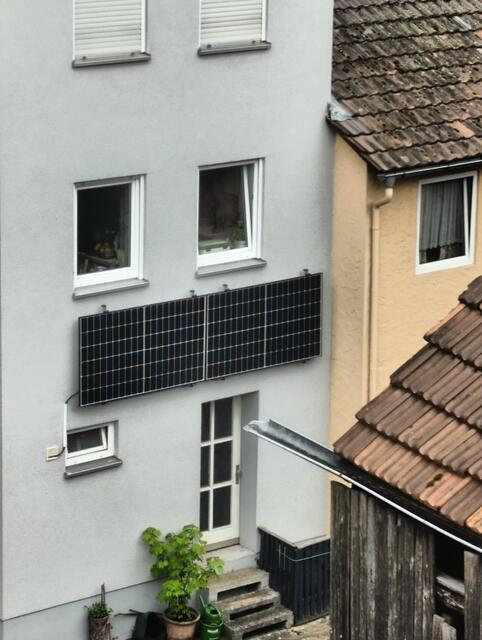 Eine Fassadenanlage in der Größe eines Balkonkraftwerks.