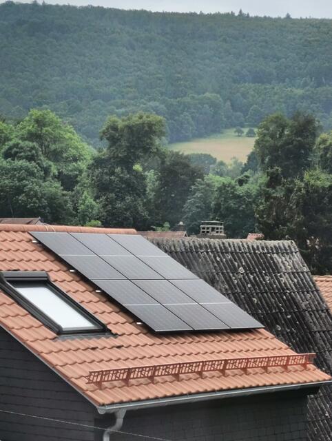 Eine Photovoltaik-Anlage mit "full black" - Modulen.