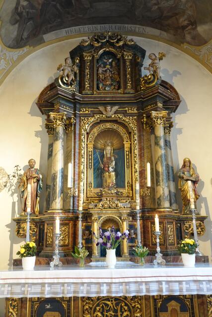 Zum Gebet und zur inneren Einkehr werden Wallfahrer aus nah und fern die mittelalterliche Muttergottes am Gnadenaltar in der Klosterkirche auch weiterhin besuchen können.