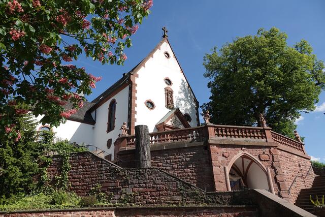 Zukünftig werden hier am südlichen Ausläufer des Spessarts wohl zwei indische Geistliche vom Orden der „Oblaten des heiligen Josef“ die Wallfahrts-Seelsorge am Kloster Engelberg übernehmen, berichtet Pater Heßdörfer.