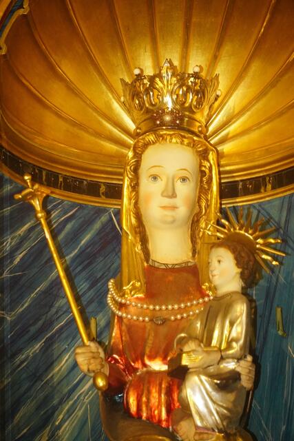 Zum Gebet und zur inneren Einkehr werden Wallfahrer aus nah und fern die mittelalterliche Muttergottes am Gnadenaltar in der Klosterkirche auch weiterhin besuchen können.