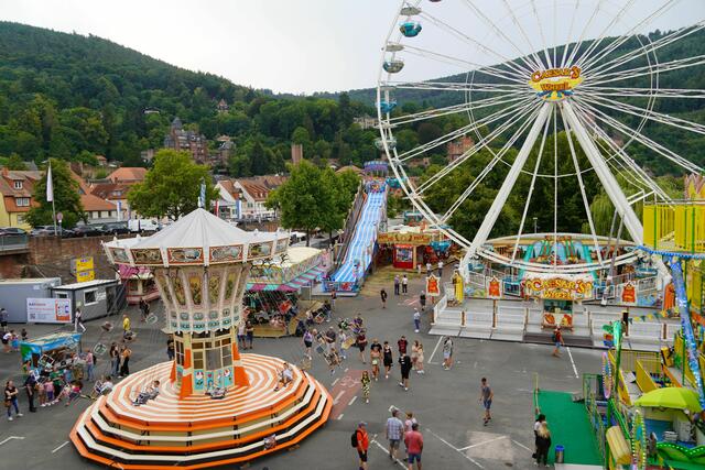 Wohin zuerst? Riesenrad, Rutsche, Karussell oder ... ?