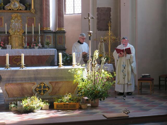 Pfarrer Toni Wolf bei der Segnung der Kräuterbüschel | Foto: Nina Reuling