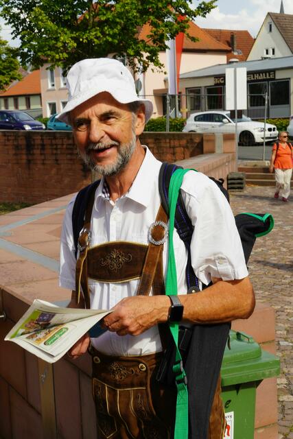 Von wegen alt! Junggebliebener Altbürgermeister Joachim Bieber auf dem Weg zur Festhalle und zum Auftritt mit der Stadtkapelle Miltenberg.