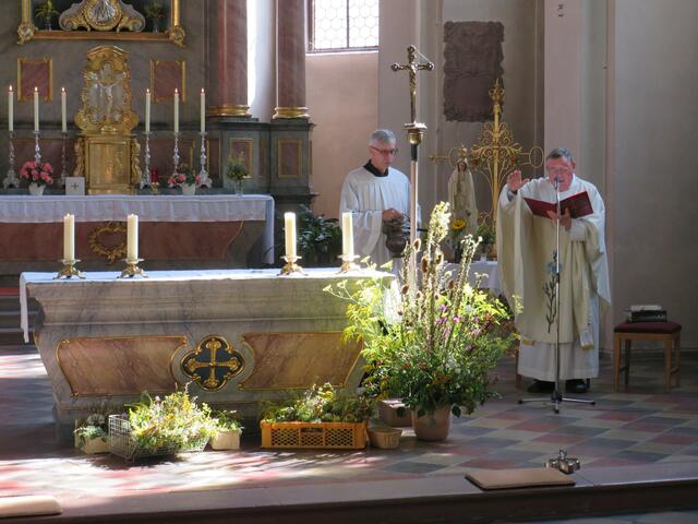 Pfarrer Toni Wolf segnet die Kräuterbüschel | Foto: Nina Reuling