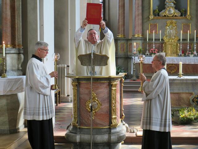 Pfarrer Toni Wolf vor der Verkündigung des Evangeliums | Foto: Nina Reuling