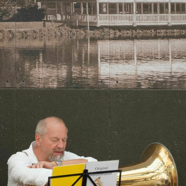 Musikus Roland Hock studiert die Noten und genießt eine schöpferische Pause.