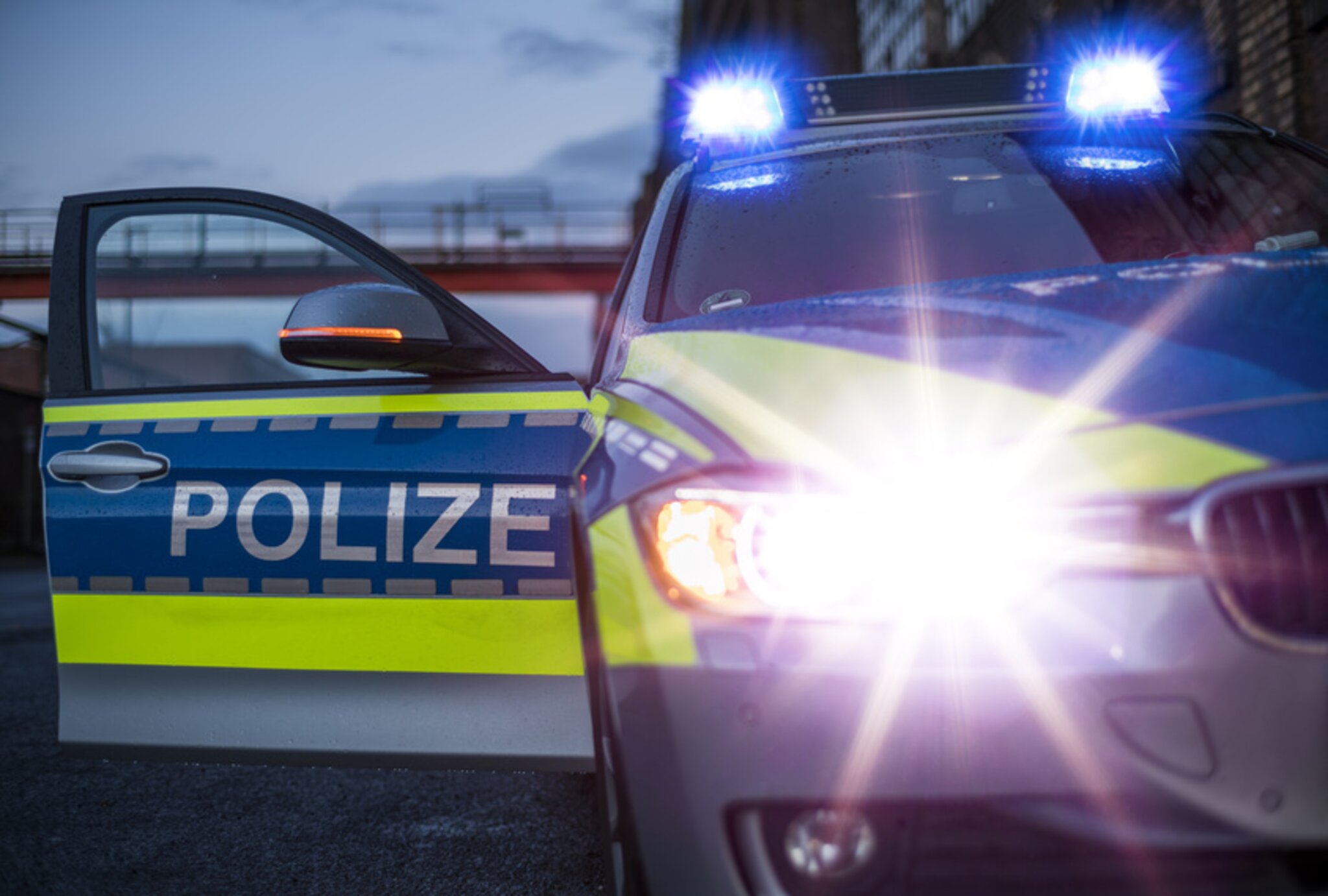Aschaffenburg-Damm-Lauter-Knall-Zigarettenautomat-angegangen-Polizei-ermittelt