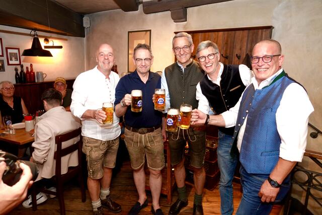 12,30 Euro kostet heuer die Michelsmeß‘-Maß mit einer Stammwürze von 13, 5 Prozent und einem Alkoholgehalt um die sechs Prozent. Kühl-Container vor Ort halten täglich sämtliche „Getränke auf Temperatur“ wie Festbier &amp; Co: „Das Bier muss im Krug frisch sein!“, betont Brauerei-Geschäftsführer Johannes Faust. - Hier ein Bild von der Messebier-Probe. 