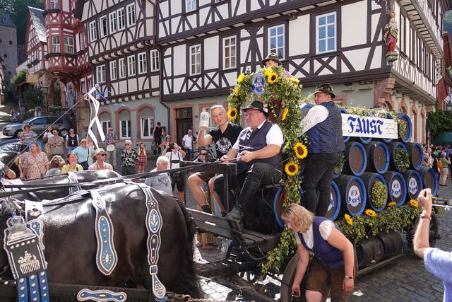 Mit dabei waren mehrere Musikkapellen, einige Pferdegespanne und Kutschen mit Ehrengästen, reichlich Fußvolk , viele Vereine, Verbände sowie Organisationen - traditionell und aus der Gegenwart.
