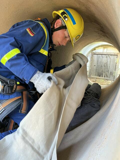 Rettung der Person aus beengten Verhältnissen. | Foto: THW-Jugend