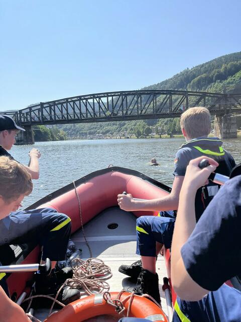 Nächster Einsatz - Person im Wasser. | Foto: THW-Jugend