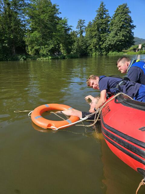 Mit vereinten Kräften wird versucht, die Person aus dem Wasser zu ziehen. | Foto: THW-Jugend