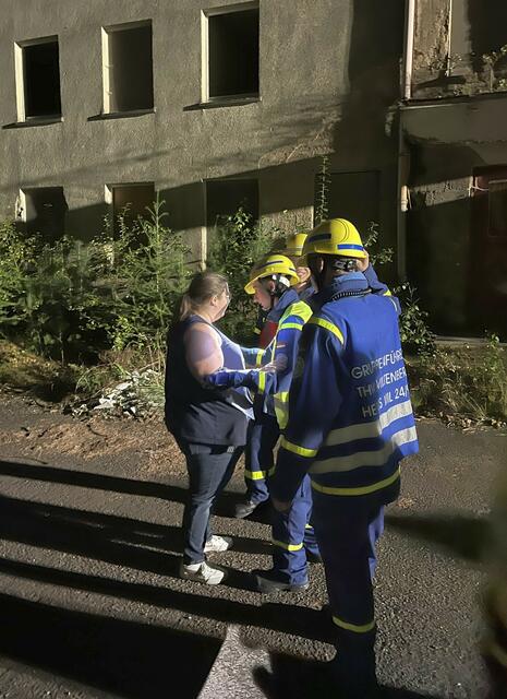 Plötzlich taucht eine unbekannte Person auf und muss beruhigt werden. | Foto: THW-Jugend