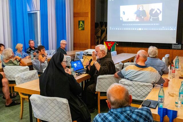 Schwester Elisabeth Heßdörfer und ihr Bruder Pater Richard beim Lichtbildervortrag im Jugendheim Großheubach