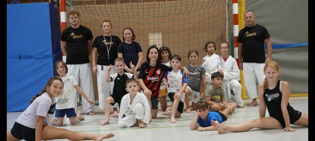 Bild zeigt: Dhammika Karate Trainerteam und Teilnehmer. (Turnhalle in Kleinheubach)  | Foto: Anna Skobeleva 