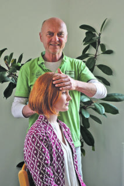 Roland Zink verschafft mit der Atlaskorrektur 
betroffenen Patienten Linderung ihrer Beschwerden. | Foto: Roland Zink
