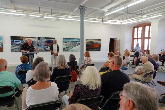 
Vernissage in Bronnbach mit den beiden Künstlern Wieland Prechtl (links) und Konrad Franz.
ganz rechts Gunter Schmidt aus Tauberbischofsheim.
Foto Roland Schönmüller


