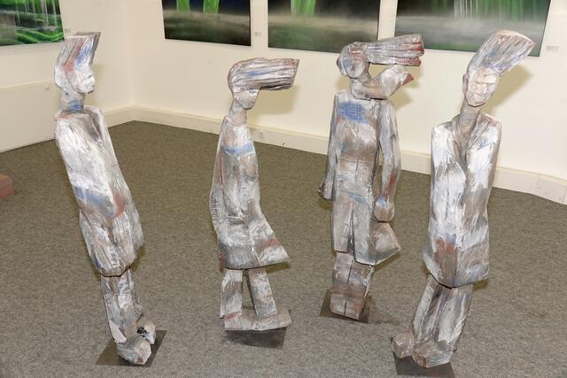 Sein Lieblingswerkstoff sei Holz, sagt Künstler Konrad Franz. Er mag das Naturhafte in seinen konkav-konvexen Formen. Holz ermuntere ihn zum künstlerischen Dialog und zum gestalterischen Zugriff. Das geschehe mit Axt und Kettensäge sowie den klassischen Bildhauer-Werkzeugen Beitel, Hohlmesser Klüpfel &amp; Co.

So entstehen stark abstrahierende blockhafte, volumenreiche Gebilde und Figuren -Gruppen (“Im Wind“).

Es sind menschliche Figuren, allesamt expressiv wird nicht vom Winde verweht, wohl aber aus unterschiedlichen Wind- und vielerlei Denkrichtungen erfasst.