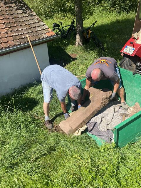Mit vereinten Kräften ans Werk! | Foto: B. Pfeiffer, Kellerfreunde Schneeerg