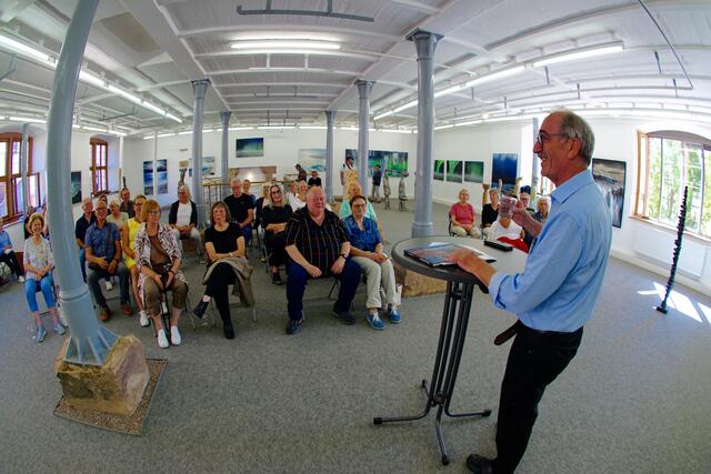 
Zwei leidenschaftliche Künstler zeigen in Kloster Bronnbach und dessen „Neuer Galerie“ ausdrucksstarke Werke, die es zu bestaunen gilt. Die lange Laufzeit der Ausstellung gibt allen kulturaffinen Menschen und Kunstsinnigen Gelegenheit für Besuche im Taubertal. Das Konzept „Neue Kunst in alte Gemäuer“ ist dafür bestens geschaffen.
Foto Roland Schönmüller
