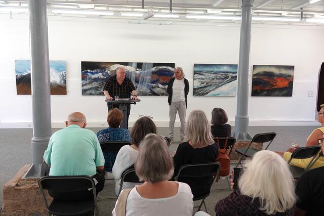 BU 2:
Zwei leidenschaftliche Künstler zeigen in Kloster Bronnbach und dessen „Neuer Galerie“ ausdrucksstarke Werke, die es zu bestaunen gilt. Die lange Laufzeit der Ausstellung gibt allen kulturaffinen Menschen und Kunstsinnigen Gelegenheit für Besuche im Taubertal. Das Konzept „Neue Kunst in alte Gemäuer“ ist dafür bestens geschaffen.
Foto Roland Schönmüller
