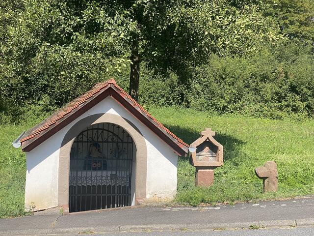 Das wieder errichtete Sühnekreuz ist ganz rechts außen zu erkennen. | Foto: B. Pfeiffer, Kellerfreunde Schneeerg