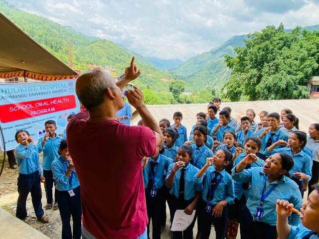 Unterweisung der Schüler in Mundhygiene | Foto: John Adderson