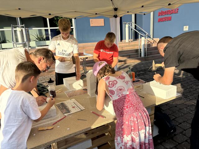 Wer will fleißige Handwerker sehen - "Steinhauerarbeiten" unter Anleitung von Gabriele Löffler-Keller | Foto: Brigitte Hartung-Bretz