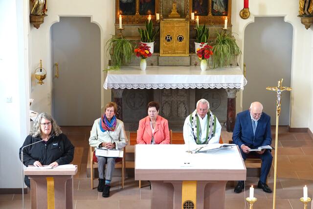 Den feierlichen Gottesdienst, untermalt mit modernen musikalischen Rhythmen, hielt Pfarrvikar Krzystof Winiarz, unterstützt mit gelungenen, gut vorbereiten Beiträgen von ehrenamtlichen Mitarbeiterinnen und Mitarbeitern.