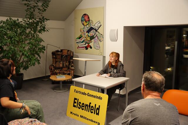Maria Schäfer liest einen Text aus eigener Feder | Foto: Werner Billmaier