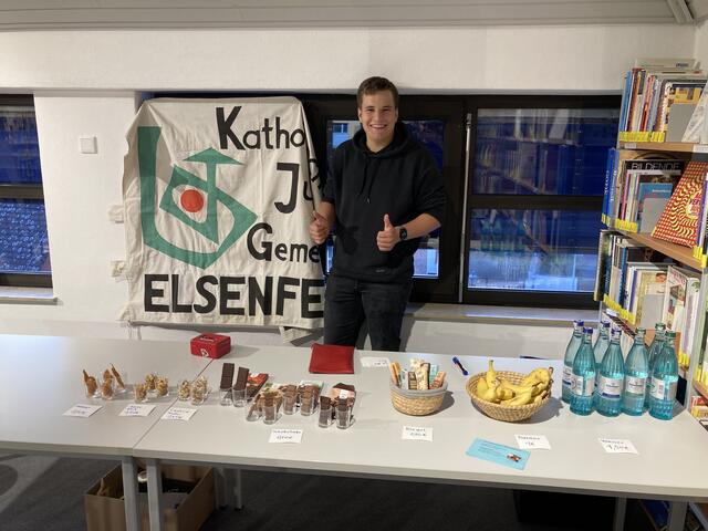 Der Verkaufsstand der KjG Elsenfeld mit fairen Produkten | Foto: Thomas Becker