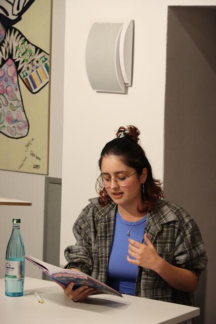 Pelaja liest einen Text aus eigener Feder | Foto: Werner Billmaier