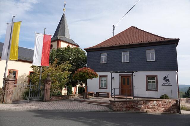Bllick auf Kirche und Pfarrheim St. Mauritius in Eichenbühl-Heppdiel. Foto Roland Schönmüller

