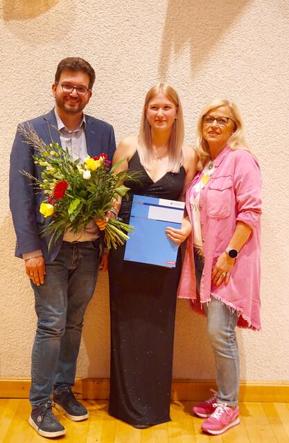 Innungsbeste Alona Freudenberger mit Friseurmeisterin Isolde Pfaff (Weilbach) und Bürgermeister Robin Haseler (Weilbach). 