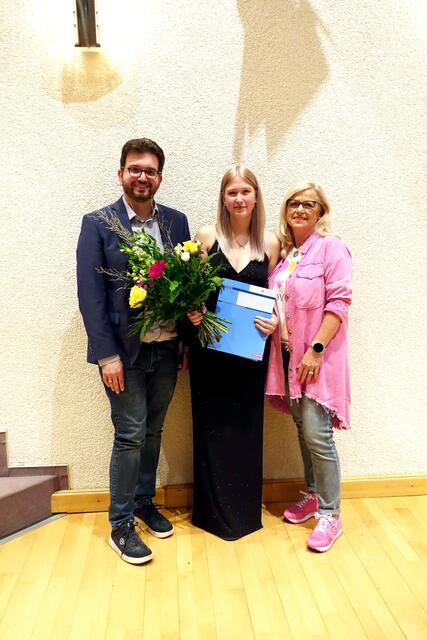 Innungsbeste Alona Freudenberger mit Friseurmeisterin Isolde Pfaff (Weilbach) und Bürgermeister Robin Haseler (Weilbach). 