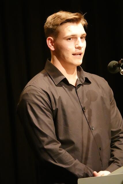 Der neue Schreinergeselle Aaron Weinert resümierte als Vertreter der freigesprochenen  Junghandwerkerinnen und Junghandwerker: "Jetzt haben wir es geschafft!" Er freute sich wie seine Kolleginnen und Kollegen über die bestandene Prüfung und bedankte sich bei allen Beteiligten für die erfahrene duale Ausbildung im Betrieb und in der Berufsschule. Nun beginne nicht nur für ihn und ein neuer Lebensabschnitt, dem er optimistisch entgegen sehe. 