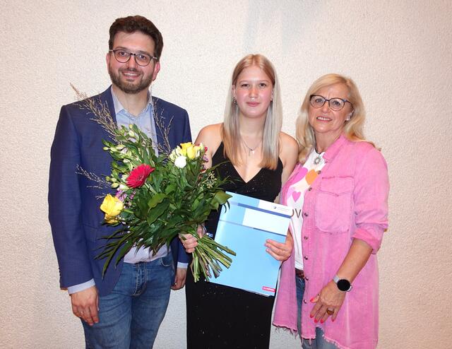 Innungsbeste Alona Freudenberger mit Friseurmeisterin Isolde Pfaff (Weilbach) und Bürgermeister Robin Haseler (Weilbach). 
