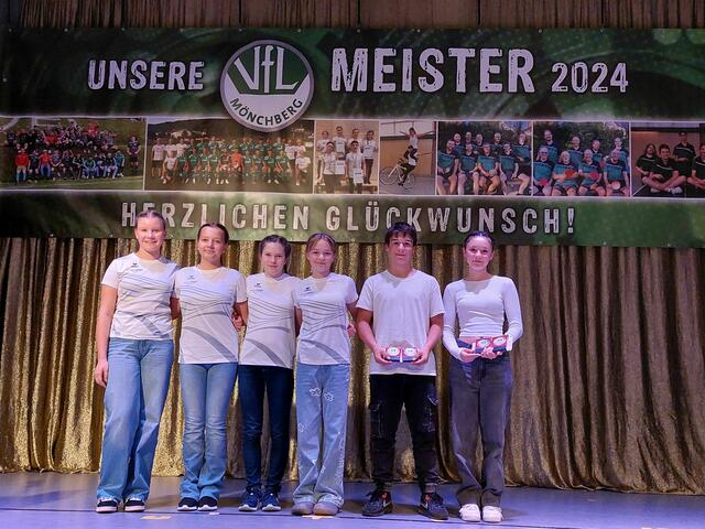 Die bayrischen Meister Hannah Roob, Anna Braunwarth, Anni Kopatz und Mia Heischmann sowie Rosalie Stapf und Yan Langenschwarz | Foto: Daniela Roob