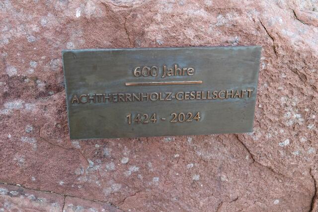  Der neue Buntsandstein-Gedenk -Felsenblock mit einer Bronzerelief-Tafel. Zu lesen ist darauf der Text: „600 Jahre Achtherrn-Holz-Gesellschaft 1424 – 2024.“ Foto Roland Schönmüller