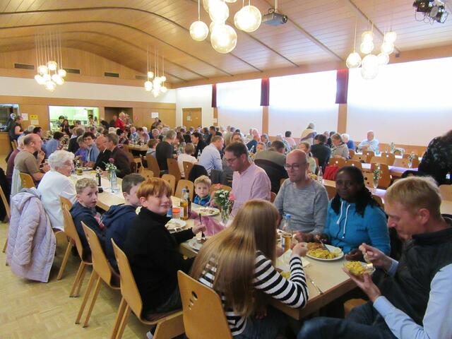 Blick in den Pfarrsaal beim Mittagessen | Foto: Friedrich Frank