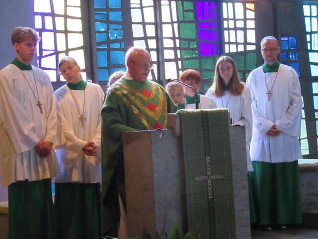 Pfarrer Kleinhenz beim Evangelium | Foto: Friedrich Frank