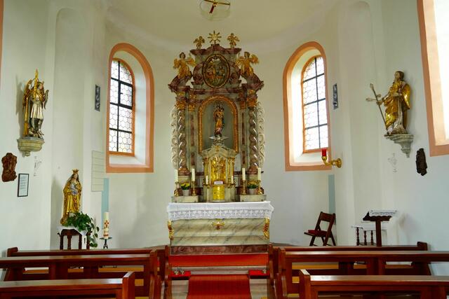 Der barocke Hochaltar (um 1700) mit zwei gewundenen Säulen und der Figur der Gottesmutter mit dem Jesuskind wurde im Erbauungsjahr aus der abgebrochenen Kapelle „Maria uff (auf) den Staffeln“ von Miltenberg erworben.